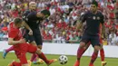 Gelandang Barcelona, Arda Turan, berusaha membobol gawang Liverpool pada laga ICC 2016 di Stadion Wembley, London, Inggris, Sabtu (6/8/2016). Liverpool berhasil menang 4-0 atas Barcelona. (AP/Frank Augstein)