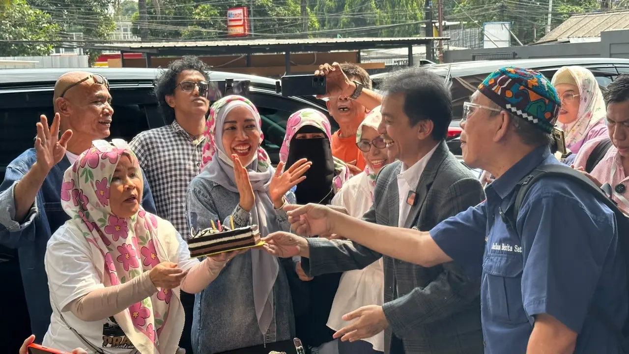 Pendukung merayakan hari ulang tahun Roy Suryo di Pengadilan Negeri Jakarta Selatan, Senin (20/7/2026).