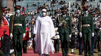 Presiden Adama Barrow (baju putih) lolos dari upaya kudeta militer (foto: dok AFP).