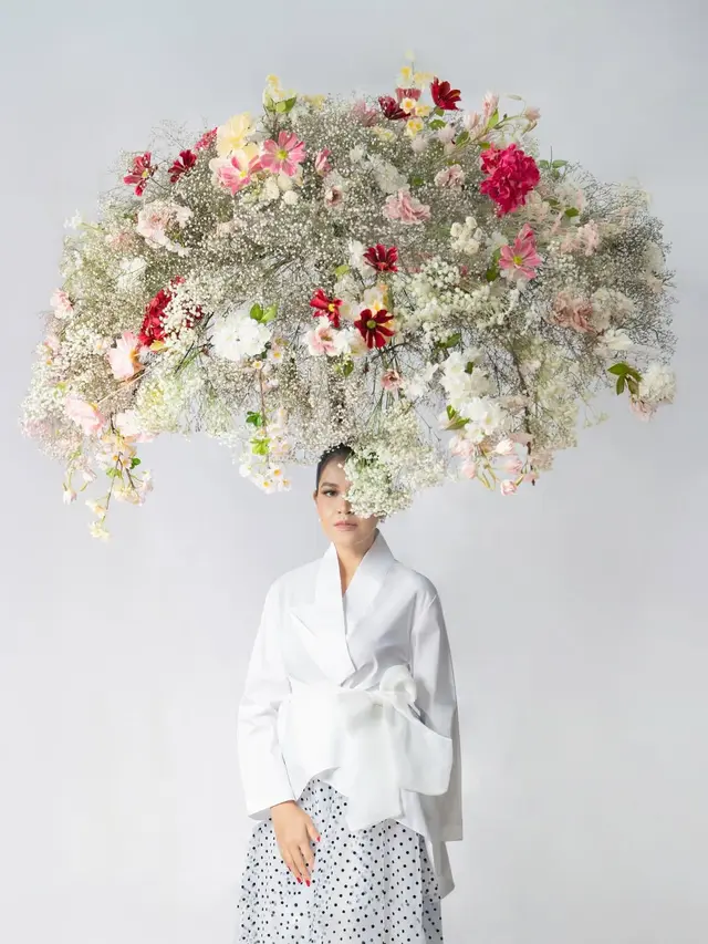 Makeup Natural Flawless Kahiyang Ayu Rayakan Ultah ke-35 Lewat Pemotretan Editorial Payung Bunga