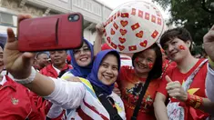 Suporter Timnas Indonesia U-22 dan Vietnam U-22 bernyanyi bersama jelang laga final SEA Games 2019 di Stadion Rizal Memorial, Manila, Selasa (10/12). Meski bersaing para suporter tetap akrab. (Bola.com/M Iqbal Ichsan)