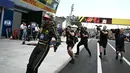 Pembalap Ferrari, Charles Leclerc merayakan kemenangannya saat Formula 1 GP Italia 2024 yang berlangsung di Sirkuit Monza, Italia, Minggu (01/09/2024). (AFP/Gabriel Bouys)