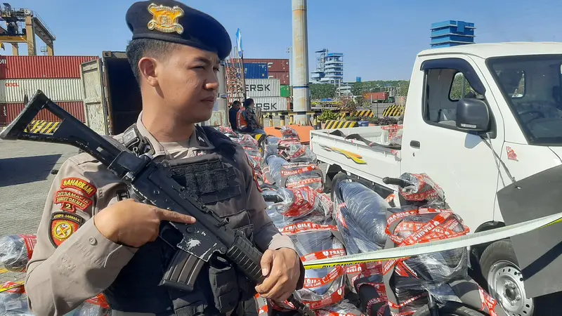 Polres Pelabuhan Tanjung Perak mengungkap kasus penyelundupan kendaraan ilegal tujuan Timr Leste. (Dian Kurniawan/Liputan6.com)