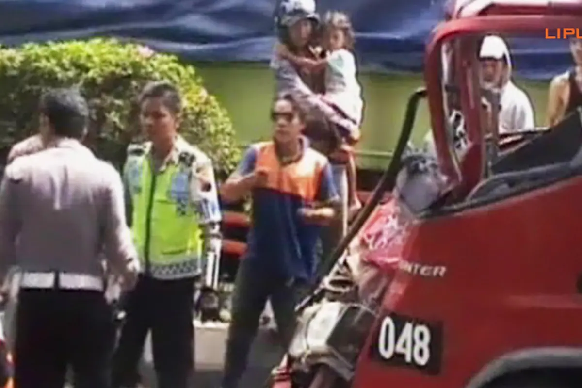 tabrakan-beruntun-131124c.jpg