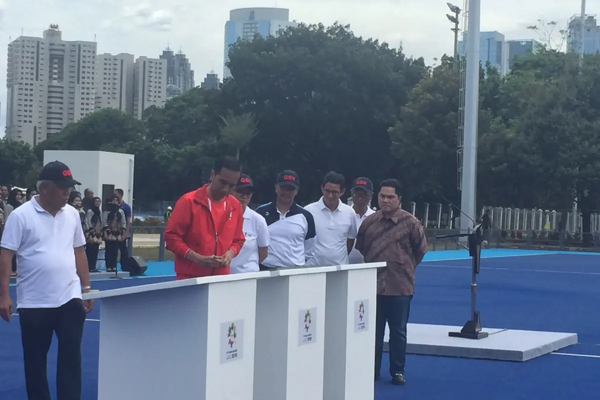 Presiden Jokowi didampingi Wagub DKI Sandiaga Uno resmikan fasilitas olahraga di GBK Jakarta.