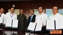 Citizen6, Jakarta: PLN menandatangani Naskah Master of Agreement (MoA) dengan anak perusahaan Garuda Indonesia tentang pemeliharaan material pembangkit listrik, di PLN Kantor Pusat, Jakarta, Senin (27/2). (Pengirim: Agus Trimukti)