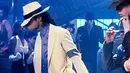 Ini adalah penampilan Michael Jackson di video Smooth Criminal pada tahun 1988. Ia mengenakan as putih, kemeja biru, dasi putih, dan fedora putih-hitam. Penampilannya ini merupakan penghormatan untuk idolanya dalam menari Fred Astaire. Foto: Stills/Retna/InStyle.