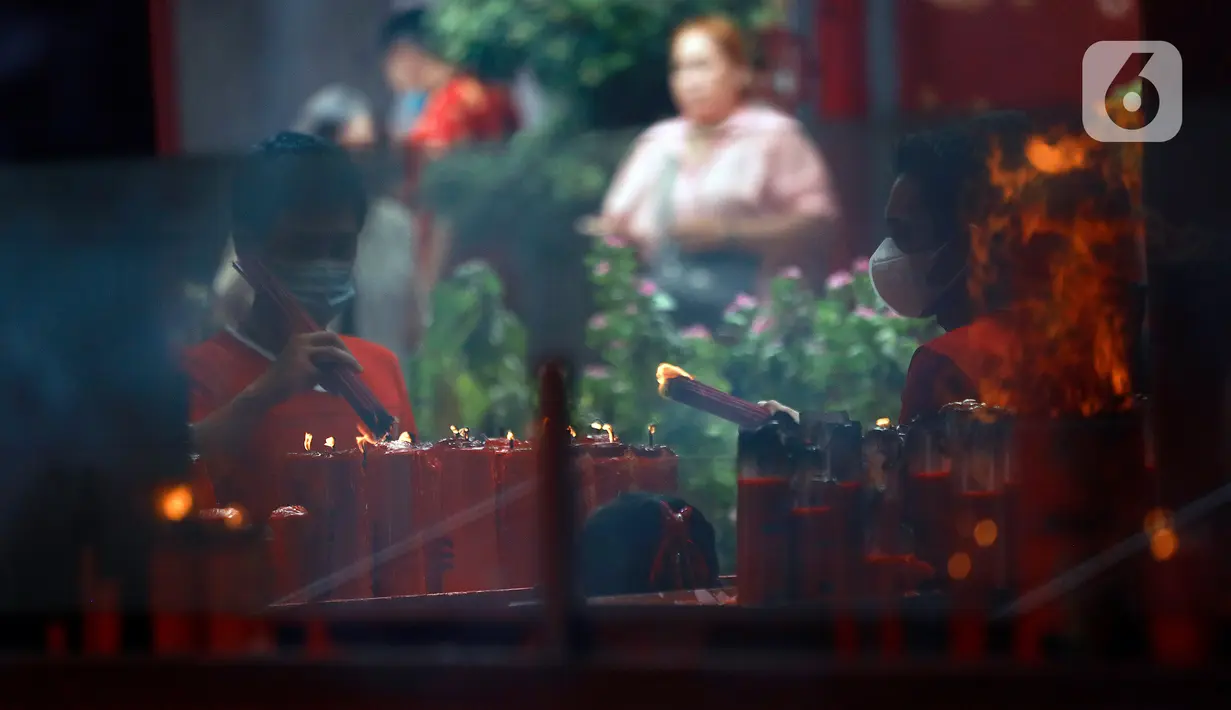 Warga Tionghoa melaksanakan ibadah perayaan Imlek di Wihara Dharma Jaya/Klenteng Toa Se Bio, Jalan Kemenangan III, Jakarta, Minggu (22/1/2023). Bukan hanya dari Jakarta saja, warga berbagai daerah di luar kota juga beribadah di Kelenteng yang sudah berdiri sejak dibangun kembali pada 1751 ini. (Liputan6.com/Johan Tallo)