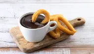 How to make churros with the chocolate dipping sauce. (Photo: chandlervid85/Freepik)