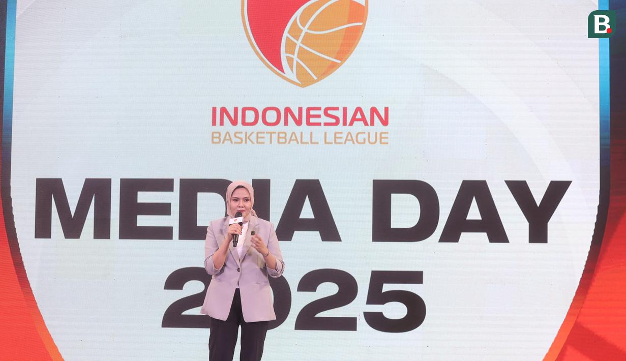 Sekjen PP Perbasi, Nirmala Dewi memberikan sambutan dalam acara Media Day IBL 2025 di KYZN Kuningan, Jakarta Selatan, Kamis siang (12/12/2024). (Bola.com/M Iqbal Ichsan)