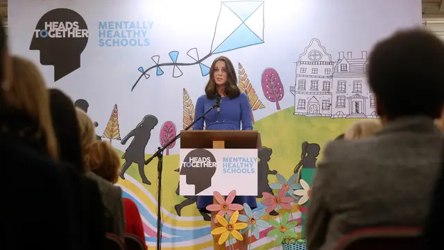 Senyum Semringah Kate Middleton Dapat Hadiah Bunga dari Anak-Anak