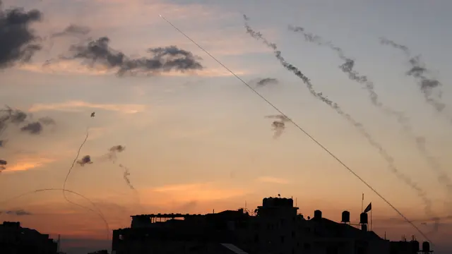 Militan Palestina meluncurkan puluhan roket ke Israel