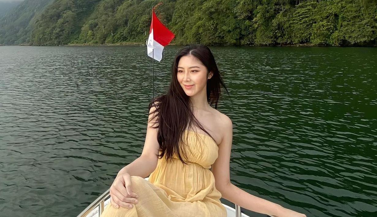 Tampil dengan simpel dress berwarna kuning, membuat Ayu Saraswati terlihat lebih fresh. Bahkan, dalam penampilannya ini dirinya memilih untuk tak menggunakan makeup dan tampil natural. (Liputan6.com/IG/@ayusarasw)