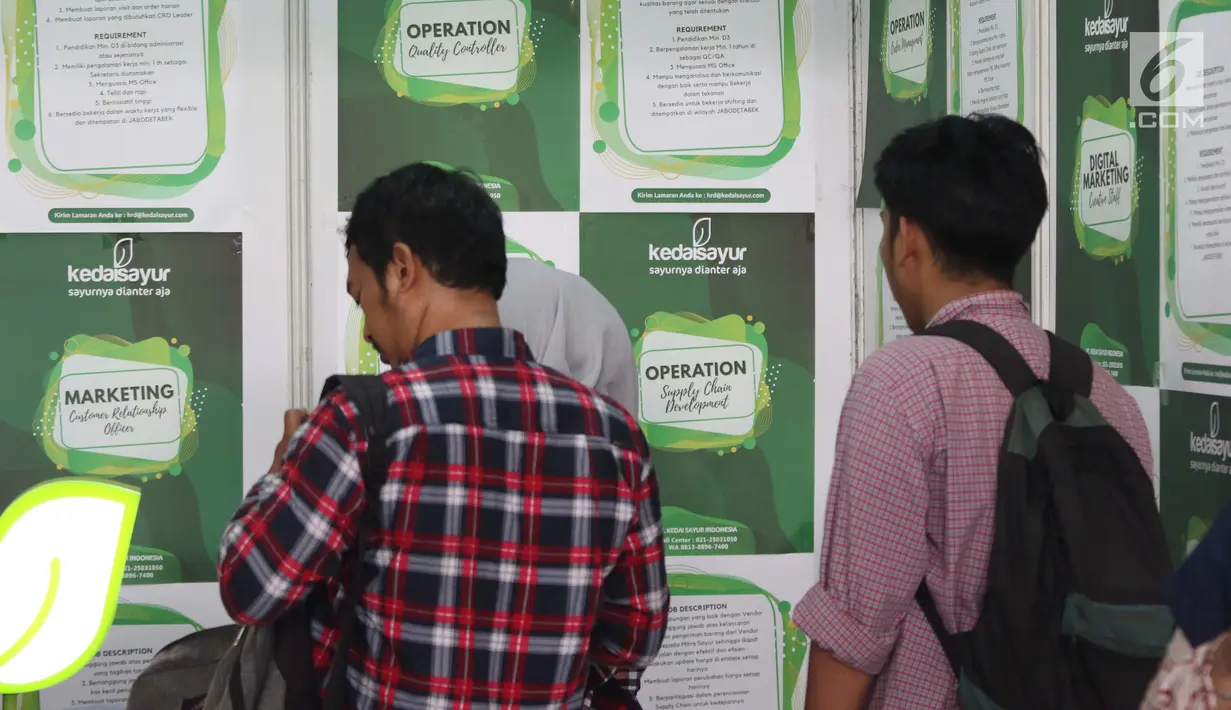 Pencari kerja melihat  jenis lowongan kerja saat gelaran Job For Career Festival 2019 di Stadion GBK, Jakarta, Selasa (5/3). Tingginya angka pengangguran di Indonesia membuat acara bertema bursa kerja terus diminati. (Liputan6.com/Helmi Fithriansyah)