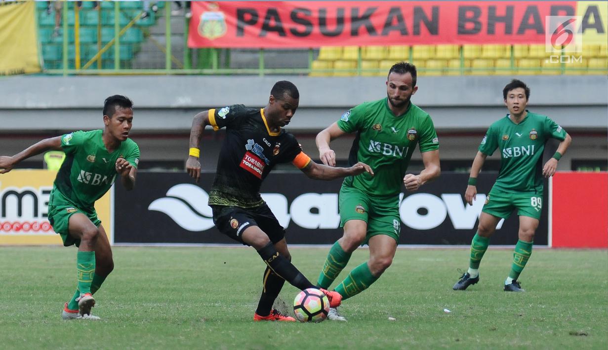 Penyerang Sriwijaya FC, Hilton Moreira (kedua kiri) mencoba lolos dari kawalan pemain Bhayangkara FC pada lanjutan Liga 1 Indonesia di Stadion Patriot Candrabhaga, Bekasi, Minggu (20/8). Bhayangkara FC menang 2-1. (Liputan6.com/Helmi Fithriansyah)