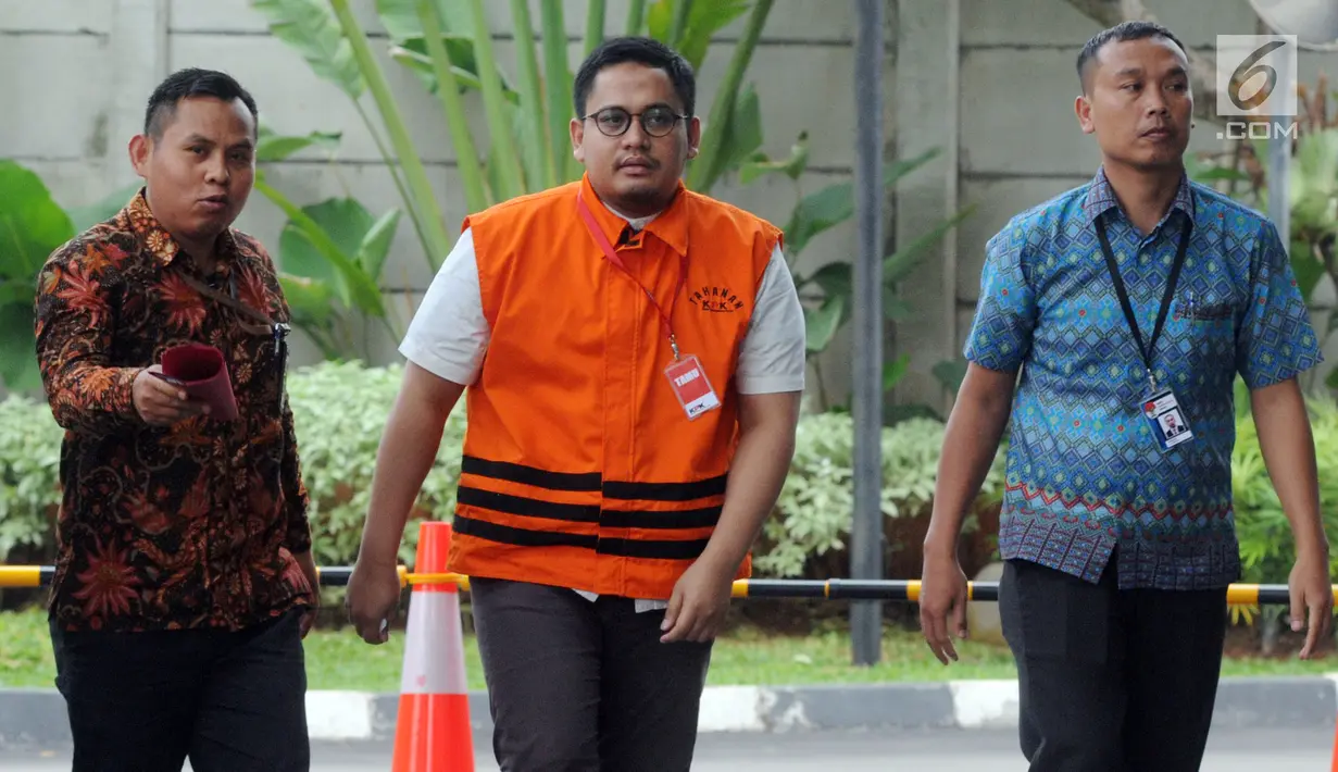 Pengacara Arif Fitrawan (tengah) tiba untuk pemeriksaan di gedung KPK, Jakarta, Rabu (12/12). Arif Fitrawan menjalani pemeriksaan perdana setelah ditetapkan sebagai tersangka dugaan suap penanganan perkara di PN Jakarta Selatan. (Merdeka.com/Dwi Narwoko)