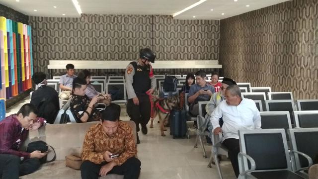 Anjing Pelacak Ikut Kawal Arus Mudik Lebaran di Stasiun Cirebon