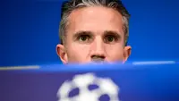 Pelatih baru Feyenoord Robin van Persie optimis dengan berjuang keras anak asuhnya bisa membuat kejutan saat bertandang ke markas Inter Milan pada leg kedua 16 besar Liga Champions, Rabu (12/3/2025). (AFP/Piero Cruciatti)