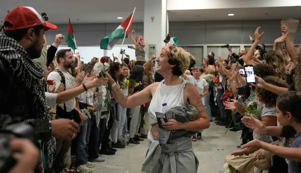 Sementara, penyelenggara GSF menegaskan pelayaran itu murni bersifat kemanusiaan, dengan membawa pasokan makanan, obat-obatan, dan bantuan medis, untuk warga Gaza yang terisolasi akibat blokade Israel. (AP Photo/Petros Giannakouris)