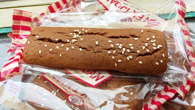 Roti gambang dari Betawi kini masuk dalam kategori roti jadul yang jarang ditemui. (Liputan6.com/Ossid Duha Jussas Salma)