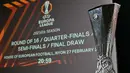 Dipimpin oleh Deputy Secretary UEFA, Giorgio Marchetti, dengan didampingi legenda Porto, Maniche, proses drawing dilakukan di House of European Football, Nyon, Swiss, Jumat (27/2/2026). Tampak foto yang menunjukkan Piala Liga Europa UEFA terpajang menjelang pengundian babak 16 besar, perempat final, dan semifinal Liga Europa UEFA 2025/2026 di House of European Football, Nyon, Swiss, Jumat (27/2/2026). (Harold CUNNINGHAM/AFP)
