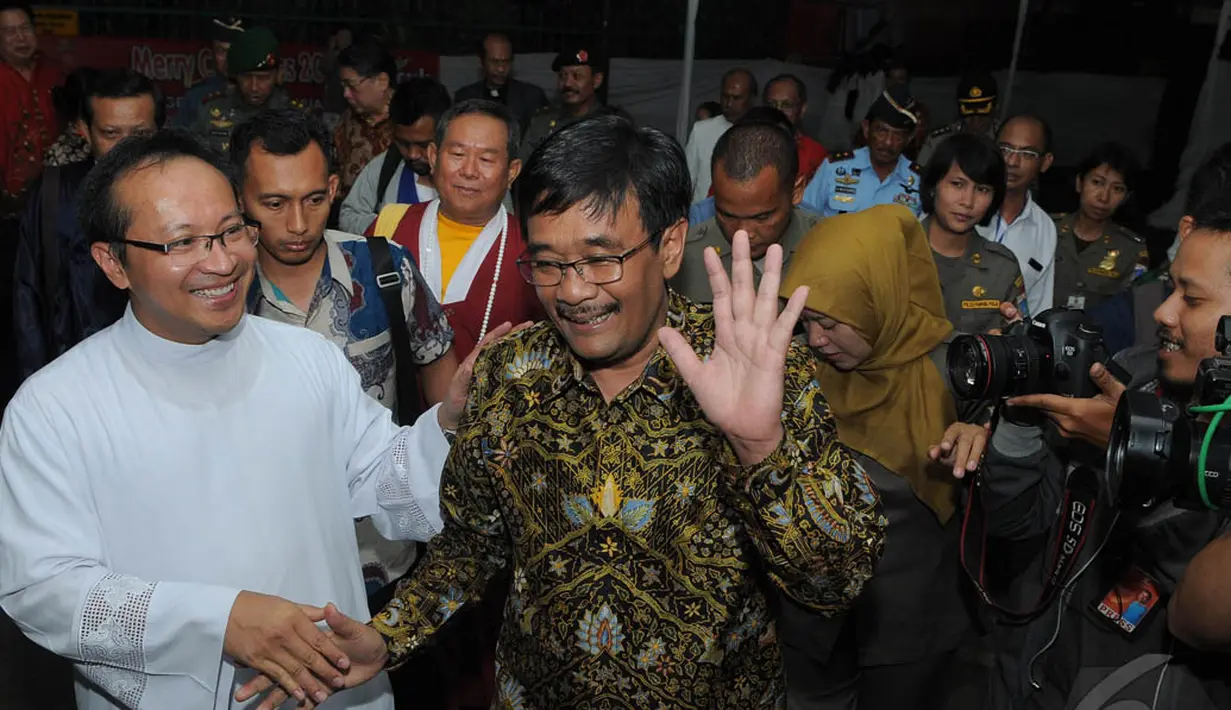 Wakil Gubernur DKI Jakarta Djarot Syaiful Hidayat saat berkunjung ke Gereja Theresia, Rabu (24/12/2014). (Liputan6.com/Herman Zakharia)