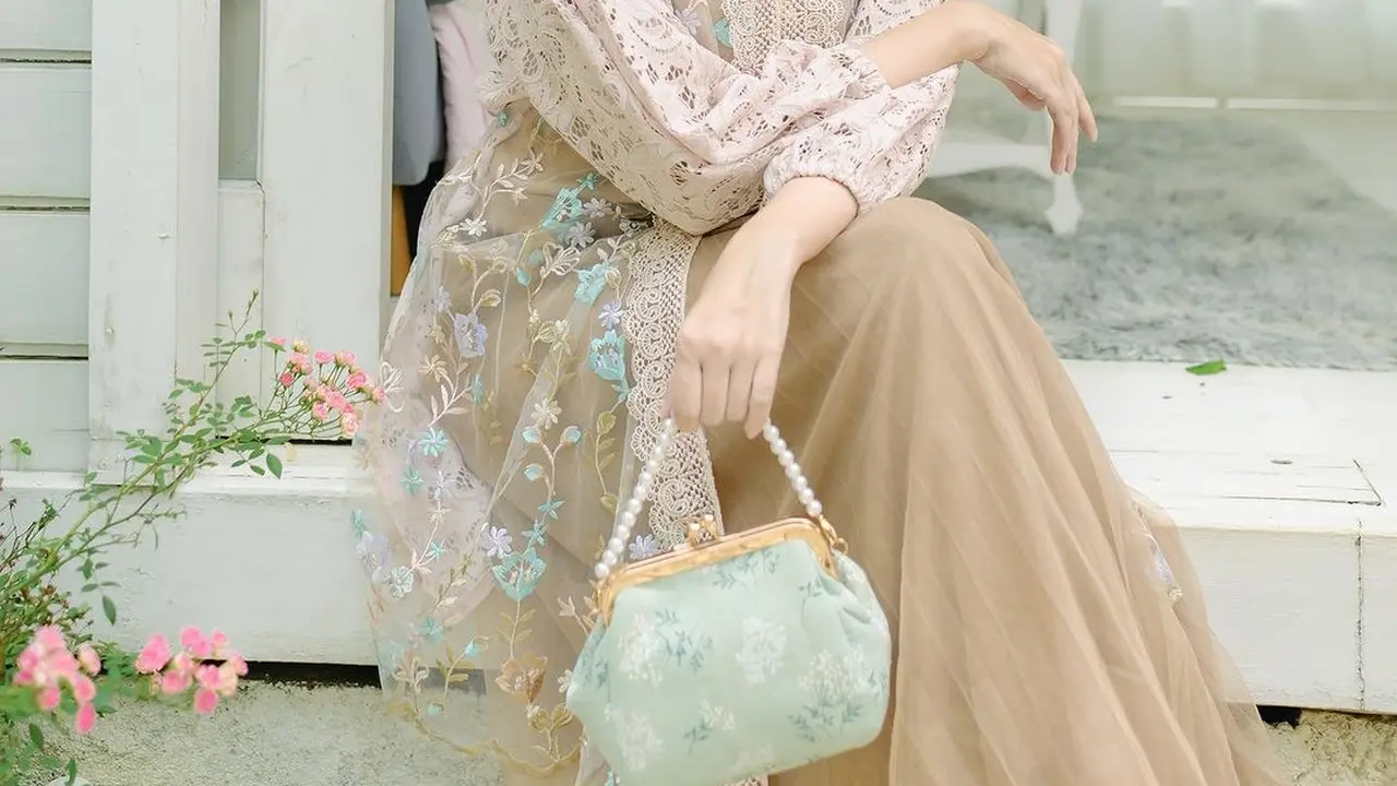 5 Model Gamis Brokat Kombinasi Polos untuk Lebaran 2024, Tampil Cantik bersama Keluarga