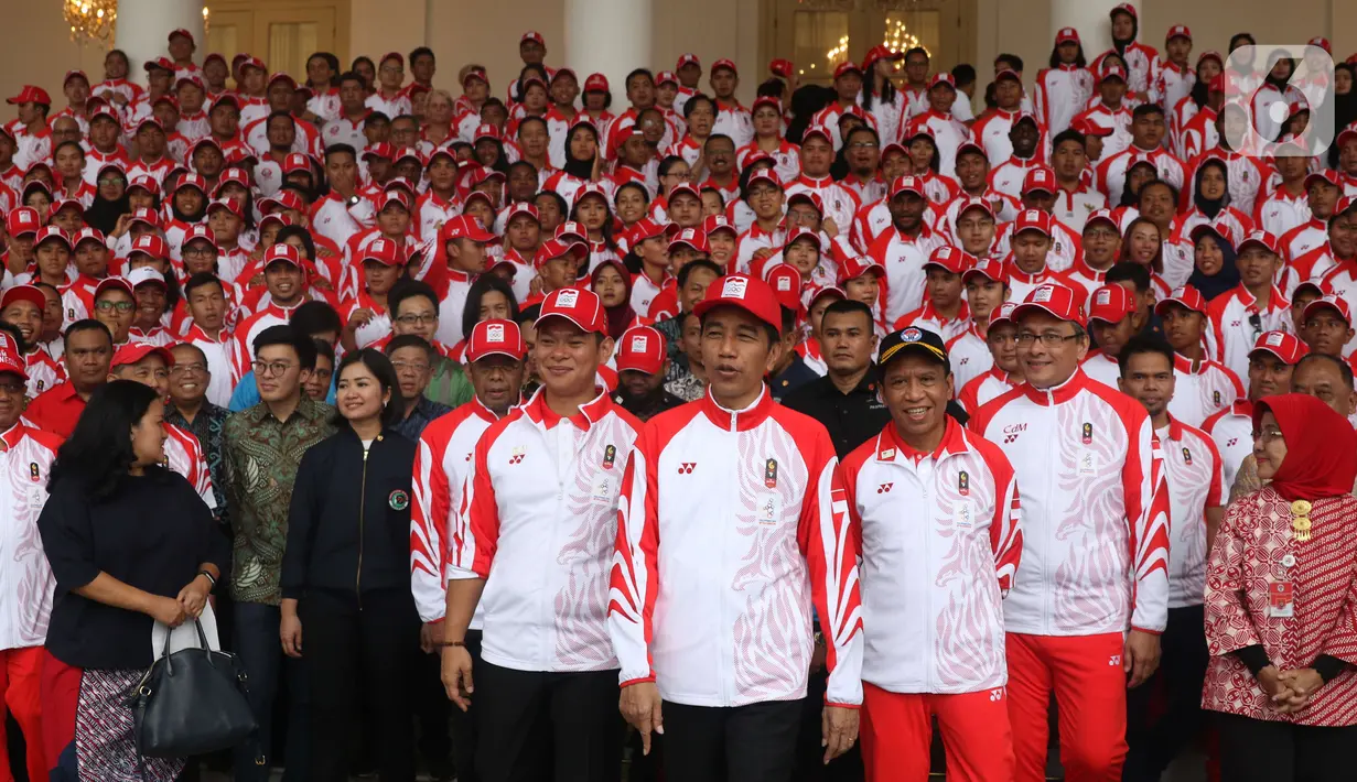 Presiden Joko Widodo atau Jokowi seusai berfoto bersama dengan Kontingen Indonesia untuk SEA Games 2019 Filipina di Istana Bogor, Jawa Barat, Rabu (27/11/2019). Sebanyak 841 atlet Indonesia akan bertanding pada SEA Games Filipina di 51 cabang olahraga. (Liputan6.com/Angga Yuniar)