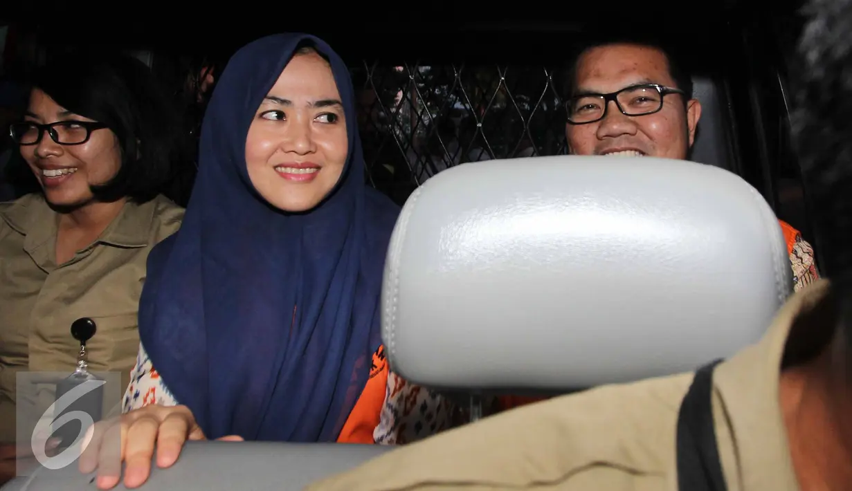 Bupati Empat Lawang, Budi Antoni Aljufri dan istrinya, Suzanna memasuki mobil tahanan usai diperiksa sebagai tersangka kasus dugaan pemberian suap kepada mantan Ketua MK Akil Mochtar, Jakarta, Rabu (22/7/2015). (Liputan6.com/Helmi Afandi)