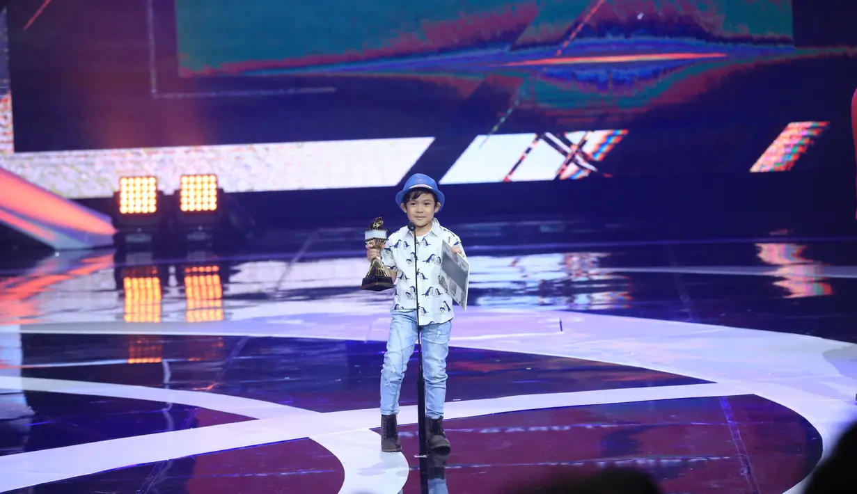 Si ganteng pemeran adik di Pengabdi Setan, M. Adhiyat ini juga menang  di IBOMA 2018. Meskipun masih anak-anak, namun ia sudah sukses meraih piala kemenangan kategori Pendatang Baru Terbaik. (Adrian Putra/Bintang.com)