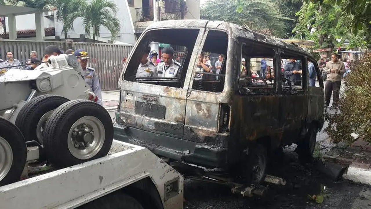 Seorang pria bakar mobil sendiri karena kesal diderek petugas