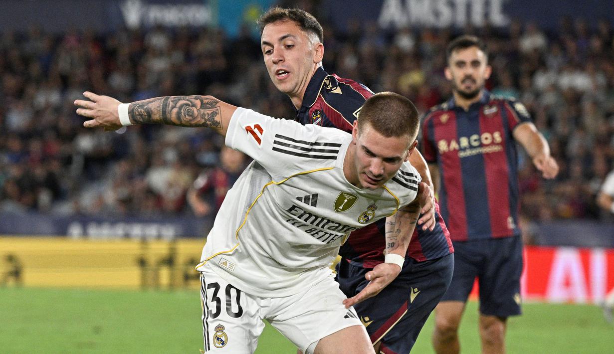 Pemain 18 tahun tersebut berhasil mencetak gol debutnya bersama Los Blancos pada menit ke-38 melalui tendangan dari luar kotak penalti. (AFP/Jose Jordan)