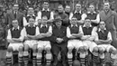 Arsenal menjadi klub kedua yang mampu menjuarai Liga Inggris selama 3 musim berurutan, yaitu pada 1932/1933 hingga 1934/1935. Tiga gelar tersebut menjadi gelar ke-2 hingga ke-4 Arsenal yang hingga kini telah mengoleksi total 13 trofi juara Liga Inggris. Gelar Liga Inggris terakhir yang diraih The Gunners terjadi pada musim 2003/2004.(arsenal.com)