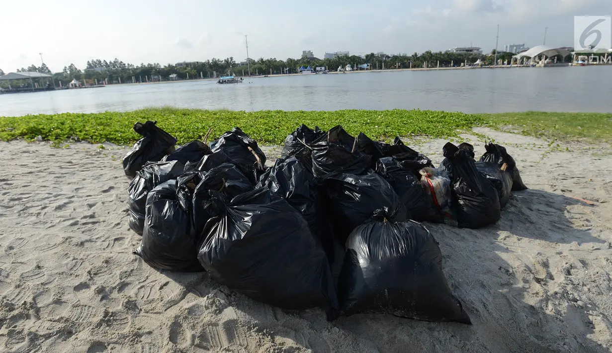 Sejumlah plastik hitam besar yang digunakan untuk memungut sampah di kawasan Pantai Ancol, Jakarta, Jumat (1/3). TNI AL menggelar acara bersih-bersih Pantai Ancol dengan melibatkan sejumlah elemen masyarakat. (Merdeka.com/ Imam Buhori)