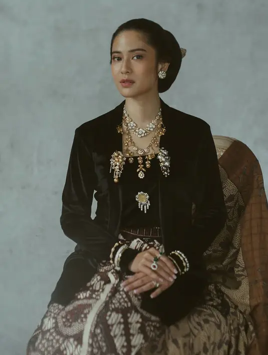 Dian Sastrowardoyo terlihat manis namun juga tegas. Hal ini terlihat dari pandangannya yang tajam saat memerankan Kartini. (sumber: Liputan6.com/IG/therealdisastr)