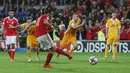 Aksi Gareth Bale saat mencetak gol kegawang Moldova pada laga kualifikasi Piala Dunia 2018 di Stadion Cardiff City Stadium, Cardif, Wales Selatan, (6/9/2016) dini hari WIB.  (AFP/Geoff Caddick)