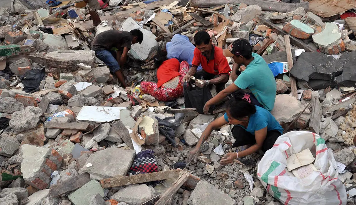 Para pemulung mengais rezeki dari puing-puing penggusuran di Jalan Jatinegara Barat, Jakarta, (29/8/14). (Liputan6.com/Miftahul Hayat)