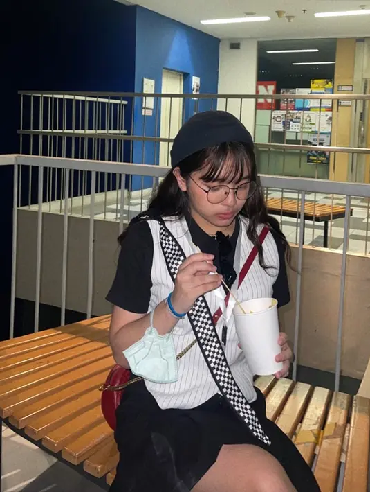 Padanan midi dress hitam dan vest putih bisa jadi inspirasi OOTD hangout kece nih. @lovelyrum.