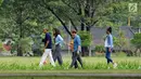 Mantan Presiden Amerika Serikat, Barack Obama (kaus biru) bersama keluarga meninggalkan kawasan Candi Prambanan, Yogyakarta, Kamis (29/6). Barack Obama beserta keluarga mengunjungi sejumlah tempat di Yogyakarta. (Liputan6.com/Helmi Fithriansyah)