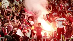 Para suporter Mesir menyalakan flare merayakan keberhasilan negaranya lolos ke Piala Dunia 2018 di Stadion Borg El Arab, Alexandria, Senin (8/10/2017). Mesir lolos ke Piala Dunia setelah absen sejak gelaran tahun 1990. (AP/Nariman El-Mofty)