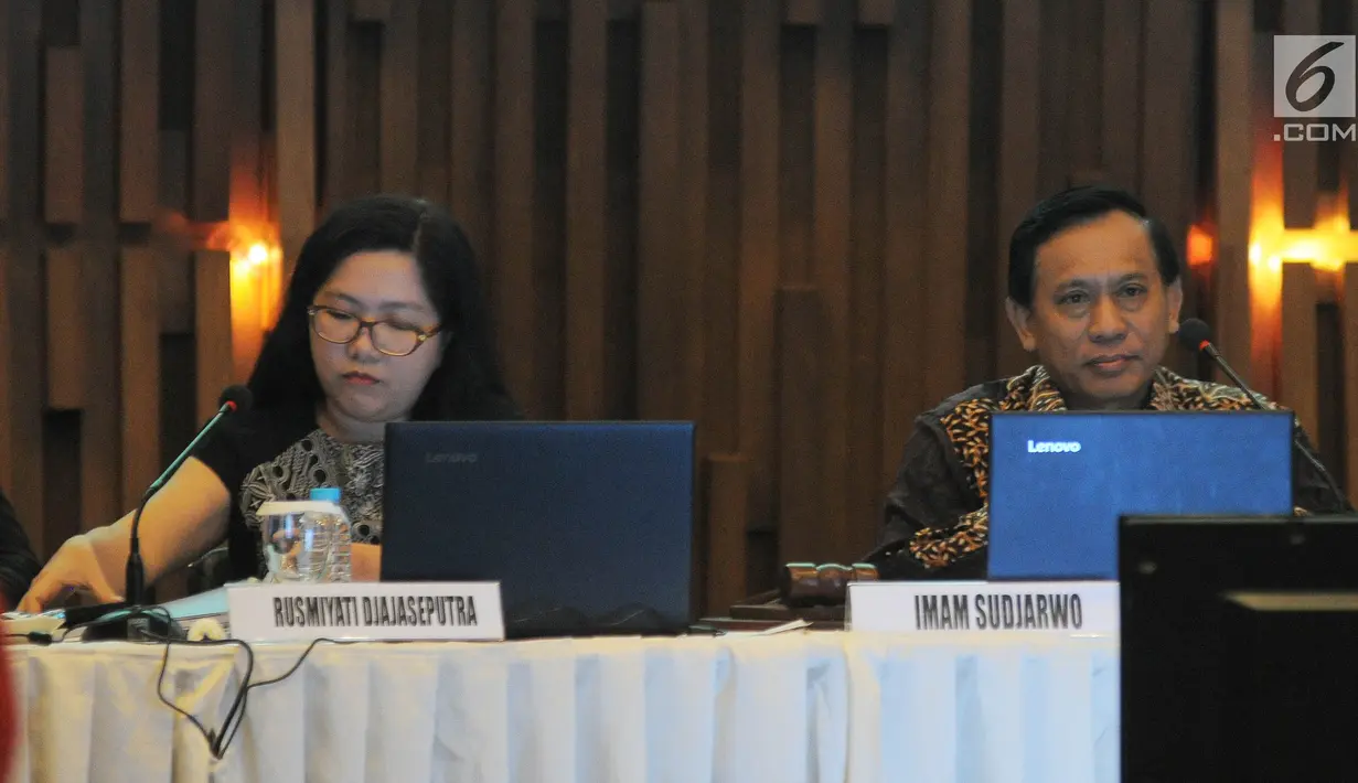 Direktur SCM, Imam Sudjarwo (kanan) saat menyampaikan paparan publik  PT Surya Citra Media, TBK (SCM) di SCTV Tower, Jakarta, Senin (25/6). PT. Surya Citra Media, TBK mengadakan RUPS tahunan dan paparan publik 2018. (Liputan6.com/Herman Zakharia)