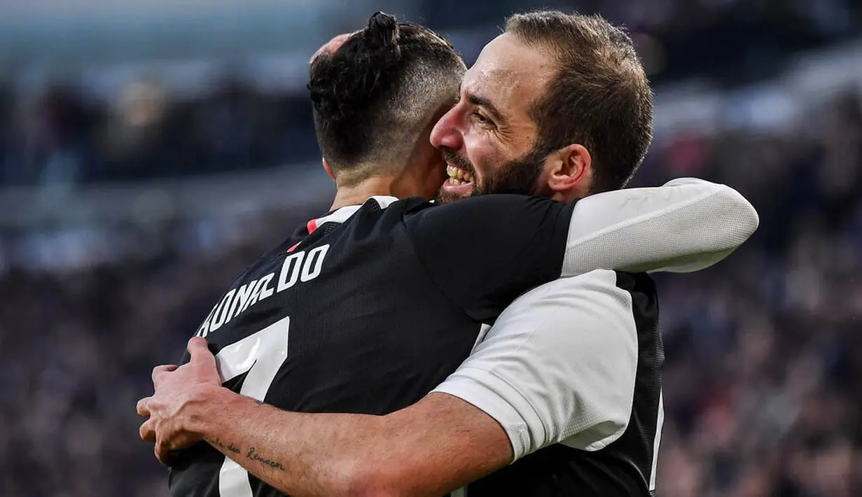 Striker Juventus, Cristiano Ronaldo, melakukan selebrasi bersama Gonzalo Higuain usai membobol gawang Cagliari pada laga Serie A di Stadion Juventus, Turin, Senin (6/1/2020). Juventus menang 4-0 atas Cagliari. (AP/Marco Alpozzi)