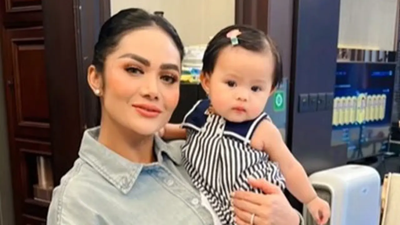 Krisdayanti momong Ameena (Instagram/krisdayantilemos)