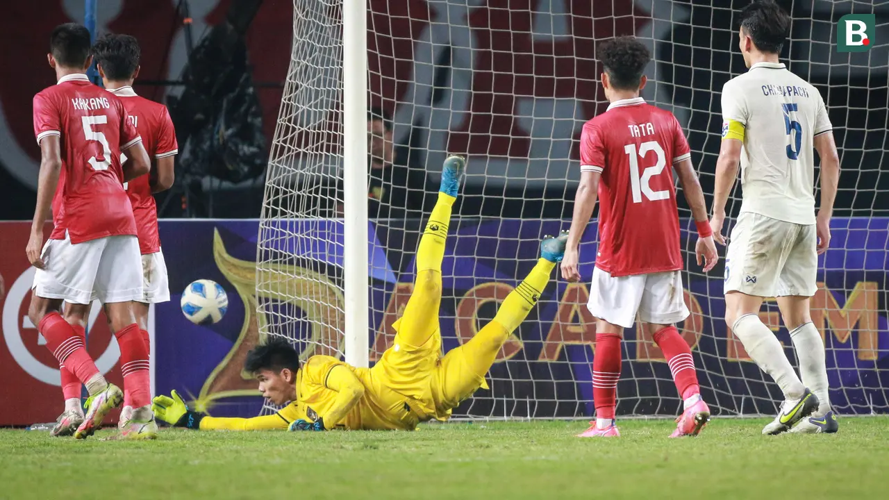 Foto: Aksi Heroik Cahya Supriadi Saat Selamatkan Gawang Timnas Indonesia U-19 dari Gempuran Thailand di Piala AFF U-19