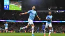 Gelandang Manchester City, Riyad Mahrez, merayakan gol yang dicetaknya ke gawang Chelsea pada laga Premier League di Stadion Etihad, Manchester, Sabtu (23/11). City menang 2-1 atas Chelsea. (AFP/Paul Ellis)