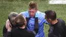 Kevin De Bruyne (tengah) dipapah keluar lapangan setelah menjalani perawatan karena tabrakan dengan Antonio Rudiger selama pertandingan final Liga Champions antara Manchester City dan Chelsea di Stadion Dragao di Porto, Portugal, Sabtu (29/05/2021) waktu lokal. (Foto: AP/Pool/Michael Steele)