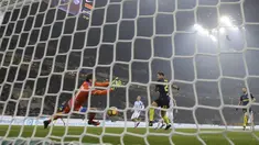 Pemain Inter Milan, Eder mengecoh kiper Pescara pada laga lanjutan Serie A di  Giuseppe Meazza stadium, Milan (28/1/2017). Inter menang 3-0.  (AP /Luca Bruno)