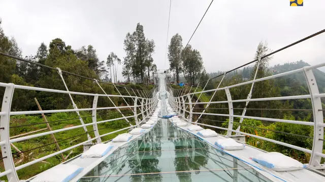 Jembatan Kaca Seruni Point di Kawasan Strategis Pariwisata Nasional (KSPN) Bromo-Tengger-Semeru, Jawa Timur. (Dok. Kementerian PUPR)