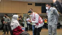 Menhub Budi Karya Sumadi melakukan kunjungan ke Posko Crisis Center bagi Keluarga Korban Sriwijaya Air SJ-182 di Terminal 2D Bandara Internasional Soekarno Hatta, Tangerang, Senin (11/1/2021). (Dok Kemenhub)