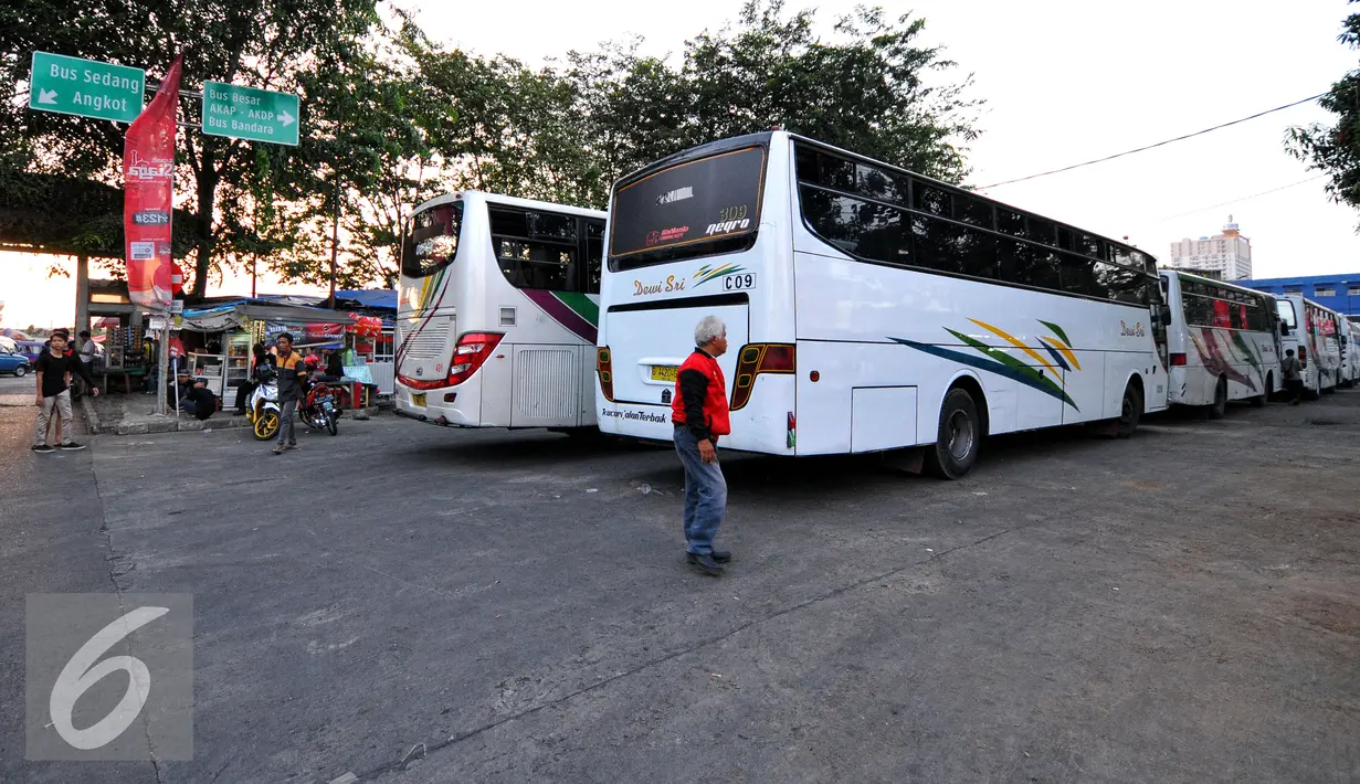 Jelang H-4 Lebaran, Terminal bus Depok masih terlihat sepi dari pemudik, Jawa Barat, Senin (13/7/2015). Menurut agen bus Terminal Depok, jumlah pemudik saat ini mengalami penurunan dibandingkan tahun 2014. (Liputan6.com/Yoppy Renato)